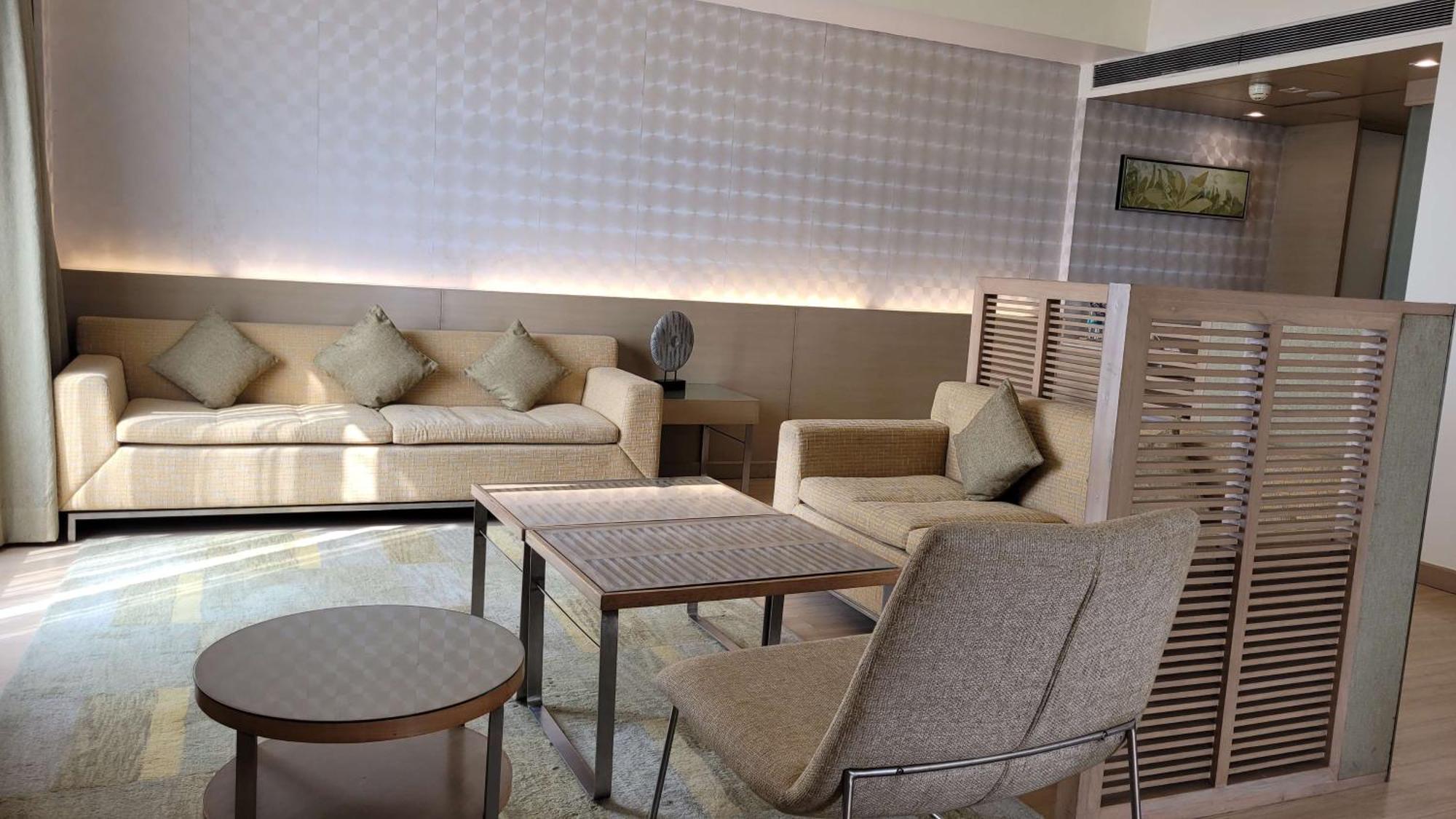 Radisson Blu Hotel, Greater Noida Esterno foto The interior of the lounge