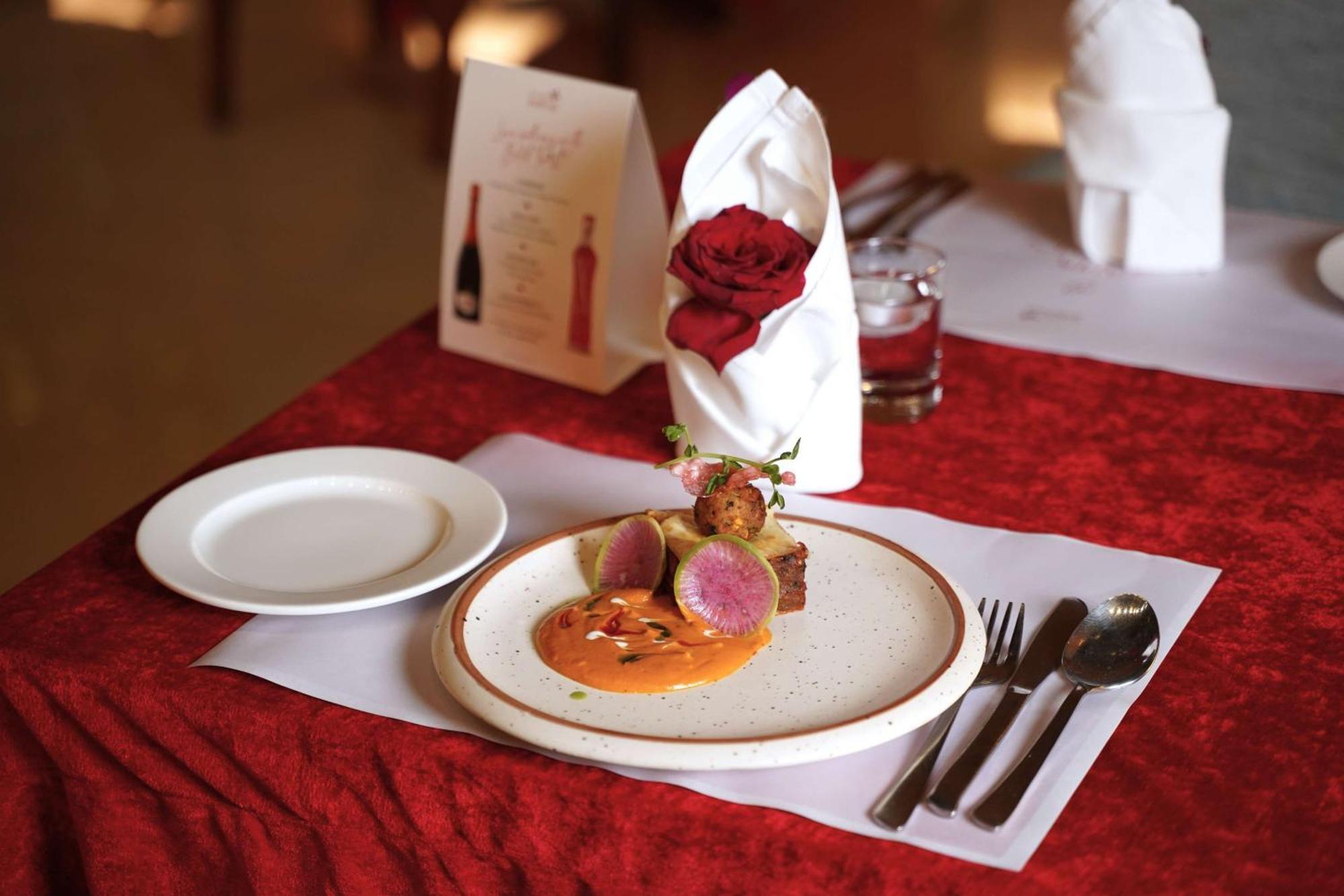 Radisson Blu Hotel, Greater Noida Esterno foto A meal at the Taj Bengal