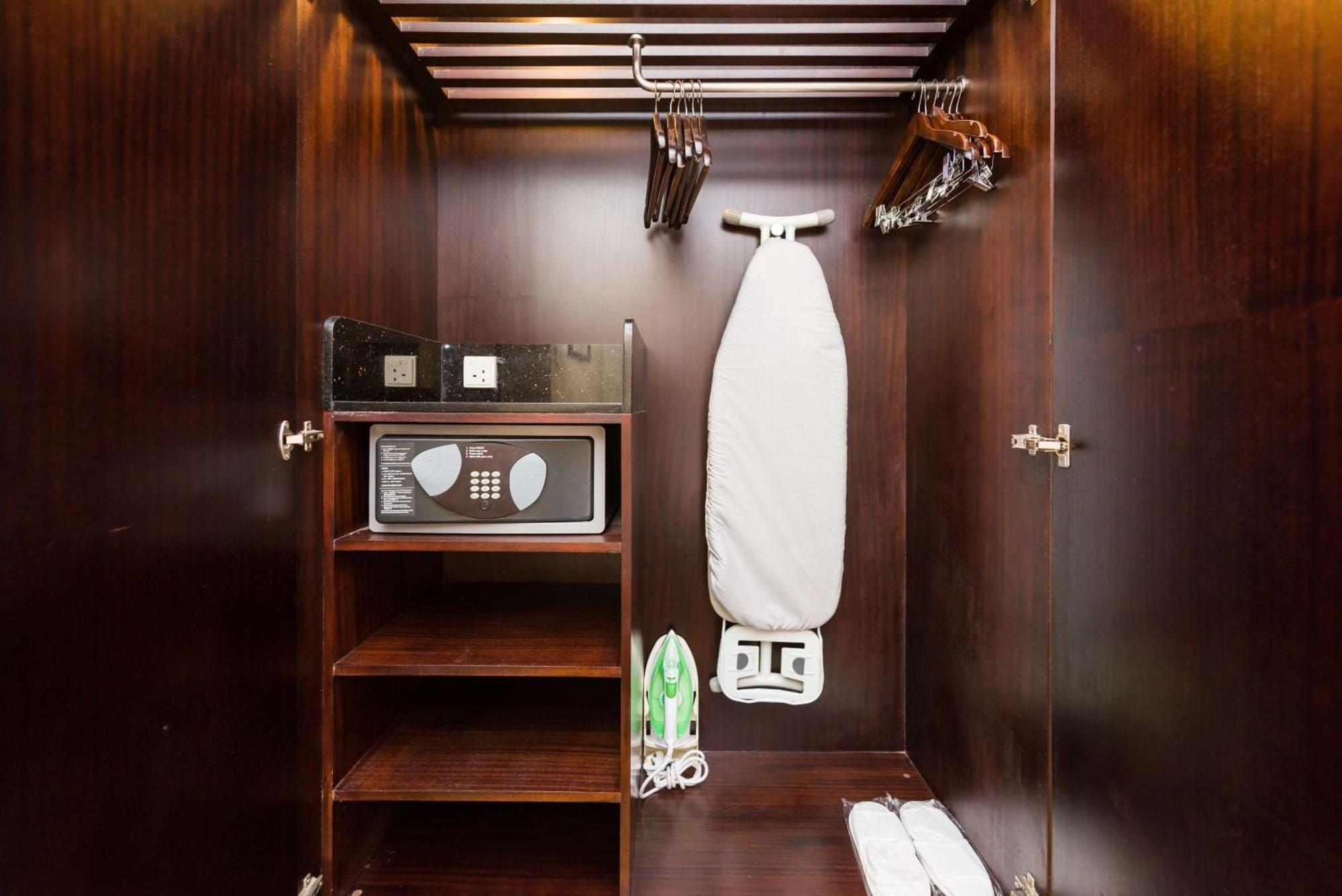 Radisson Blu Hotel, Greater Noida Esterno foto A hotel room wardrobe with a safe