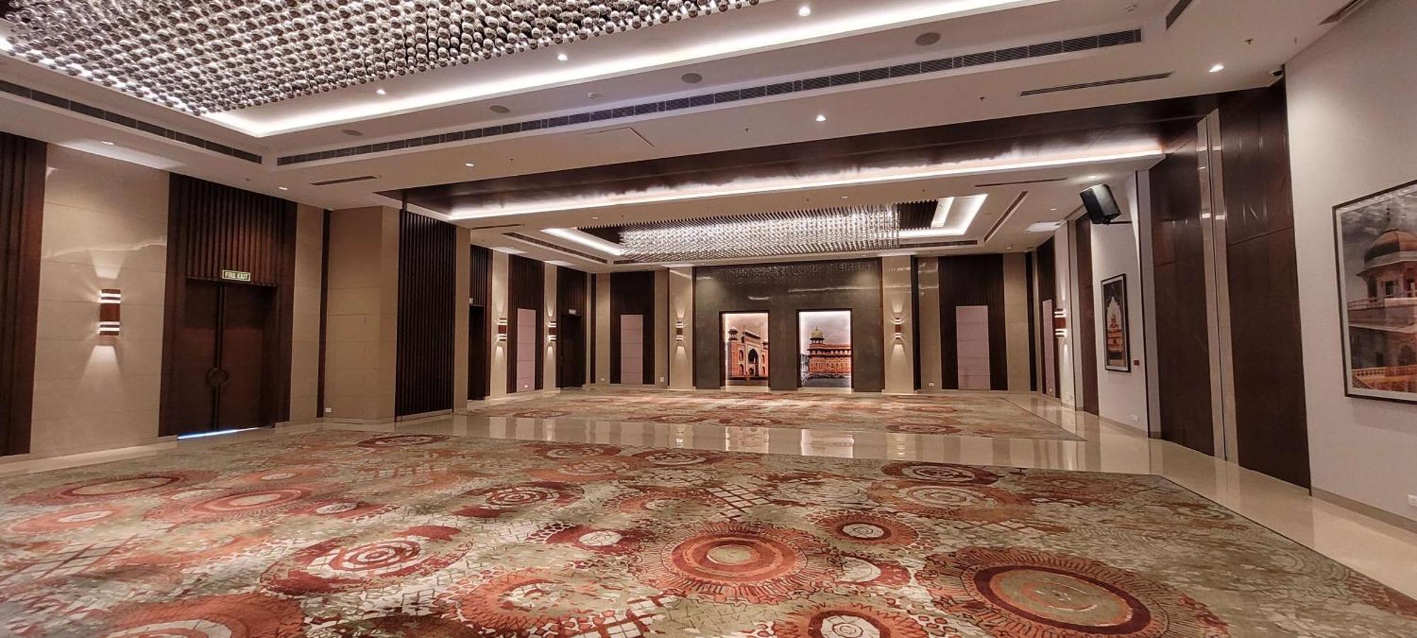 Radisson Blu Hotel, Greater Noida Esterno foto The lobby of the hotel