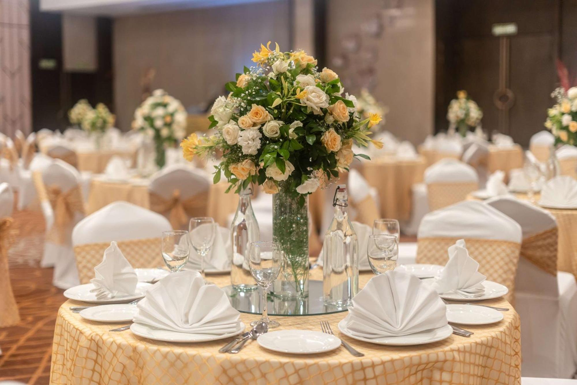 Radisson Blu Hotel, Greater Noida Esterno foto A table set for a formal dinner
