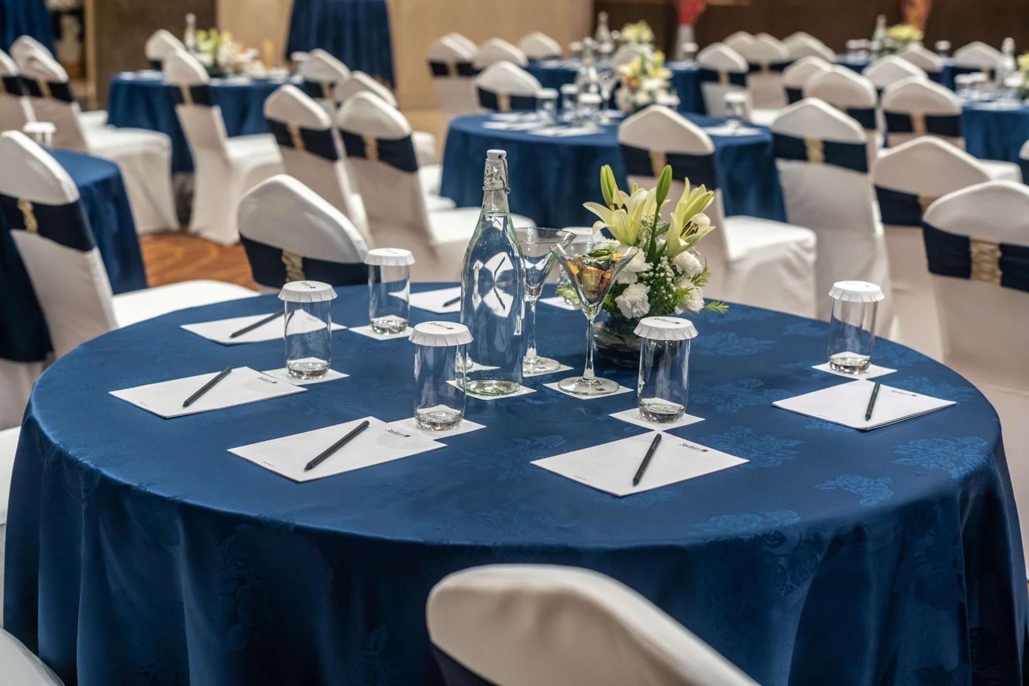 Radisson Blu Hotel, Greater Noida Esterno foto A round table with a blue tablecloth