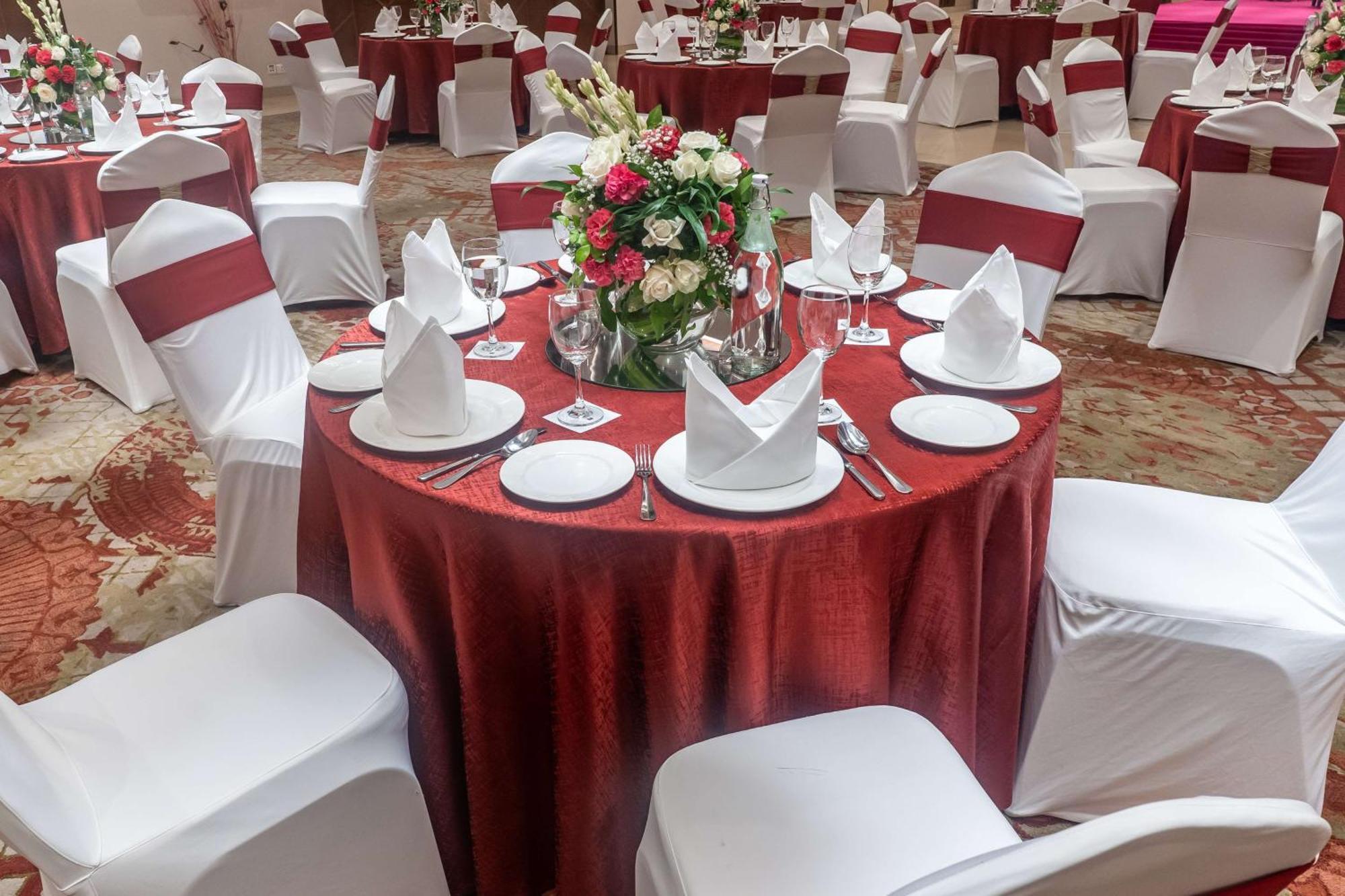 Radisson Blu Hotel, Greater Noida Esterno foto A table set for a formal dinner