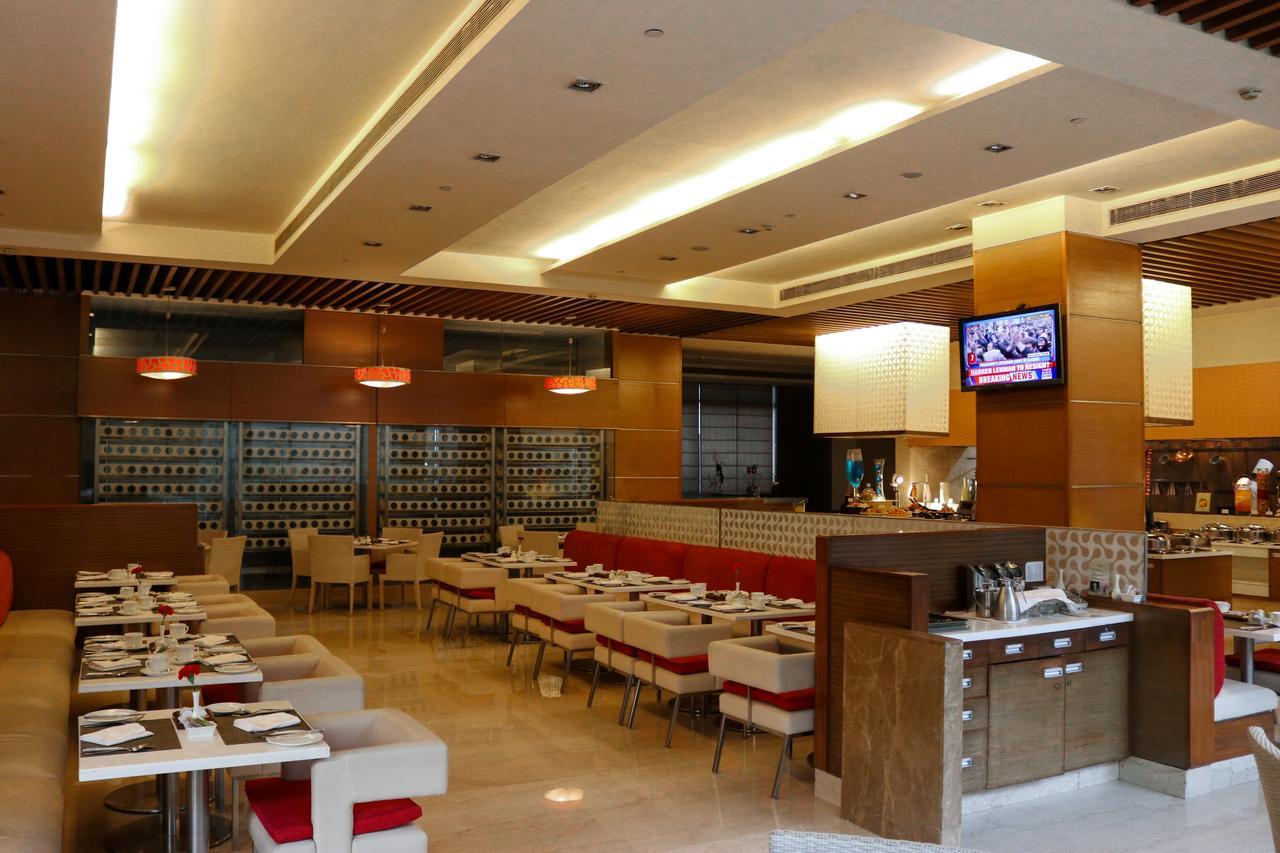 Radisson Blu Hotel, Greater Noida Esterno foto The interior of a typical buffet restaurant