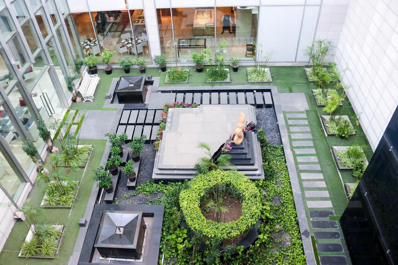 Radisson Blu Hotel, Greater Noida Esterno foto The courtyard of the hotel