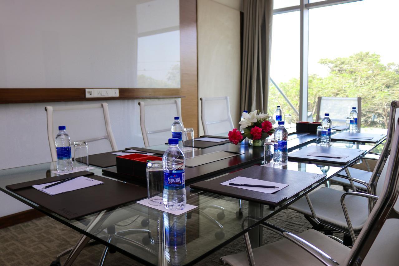 Radisson Blu Hotel, Greater Noida Esterno foto Meeting room at the hotel