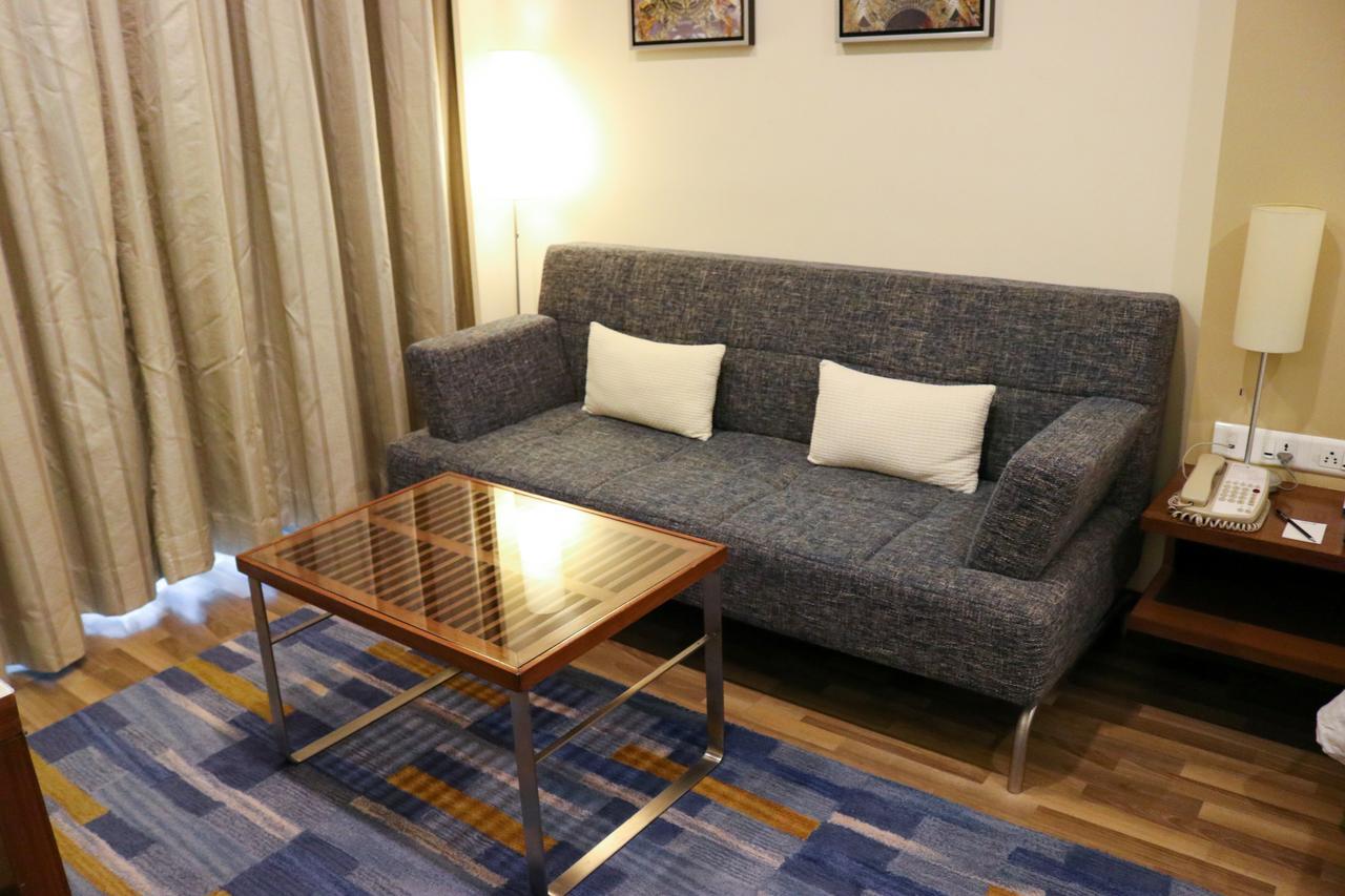 Radisson Blu Hotel, Greater Noida Esterno foto A sofa