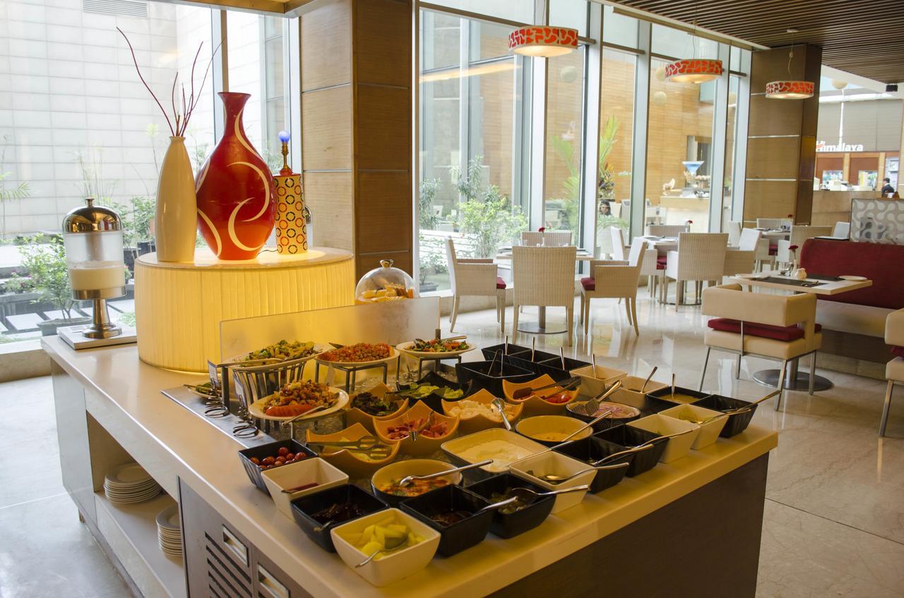 Radisson Blu Hotel, Greater Noida Esterno foto A buffet at a hotel