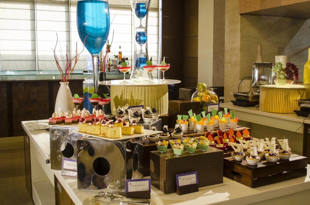 Radisson Blu Hotel, Greater Noida Esterno foto A dessert buffet